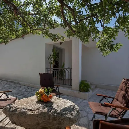 Ferienhaus In Veliko Brdo Mit Grill, Garten Und Terrasse * Makarska