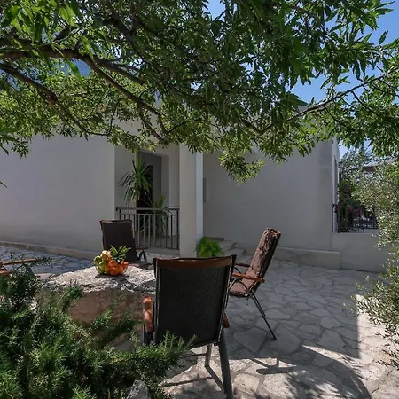 Ferienhaus In Veliko Brdo Mit Grill, Garten Und Terrasse